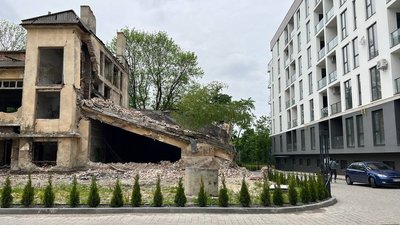 Закинута будівля біля нового комплексу на Мечникова Закинута будівля біля нового комплексу на Мечникова