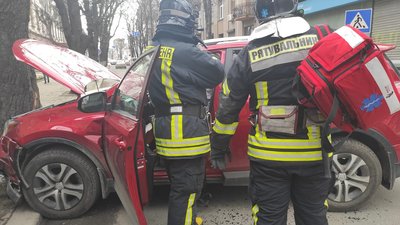 У Франківську авто врізалося в дерево. Водію стало погано