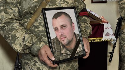 У Полтаві попрощалися із чотирма захисниками України У Полтаві попрощалися із чотирма захисниками України