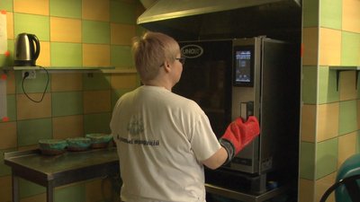 200 хлібин щодня: вінничанки печуть хліб для захисників 200 хлібин щодня: вінничанки печуть хліб для захисників
