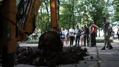 Під пам'ятником Боброву у Чернівцях не виявили решток радянських військових Під пам'ятником Боброву у Чернівцях не виявили решток радянських військових