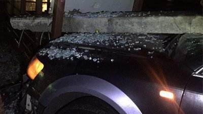 У Луцьку п'яний водій на Audi розтрощив зупинку У Луцьку п'яний водій на Audi розтрощив зупинку