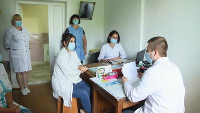 В амбулаторії працюють два лікарі, п'ять медсестер, реєстратор, і одна молодша сестра В амбулаторії працюють два лікарі, п'ять медсестер, реєстратор, і одна молодша сестра