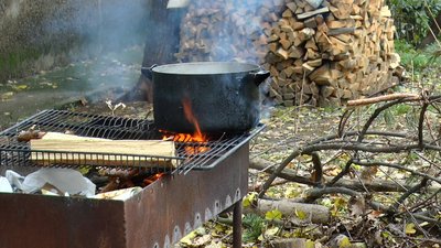 Жителям Святогірська роздають безкоштовні гарячі обіди. Волонтери щодня готують 400 порцій Жителям Святогірська роздають безкоштовні гарячі обіди. Волонтери щодня готують 400 порцій