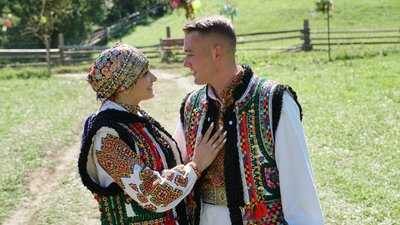 Вінок та танці з хлібом на плечах. Яким було гуцульське весілля на Буковині та Прикарпатті Вінок та танці з хлібом на плечах. Яким було гуцульське весілля на Буковині та Прикарпатті