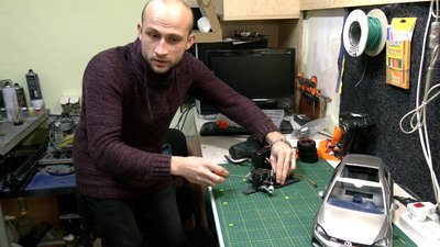 Ювелір з Рівного робить мініавто на радіокеруванні