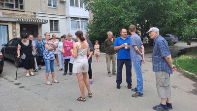 У Кропивницькому мешканці протестують проти забудови біля багатоповерхівки парковки для автомобілів У Кропивницькому мешканці протестують проти забудови біля багатоповерхівки парковки для автомобілів