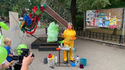 В Івано-Франківську для дітей-переселенців влаштували хімічне шоу "Бандера смузі" В Івано-Франківську для дітей-переселенців влаштували хімічне шоу "Бандера смузі"