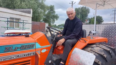 Оре, косить, обгортає та пливе річкою: черкащанин змайстрував водний трактор Оре, косить, обгортає та пливе річкою: черкащанин змайстрував водний трактор
