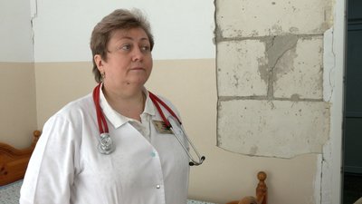 Завідувачка терапевтичного відділення Чернігівської районної лікарні Лариса Бояр розказує про день, коли стався ракетний удар Завідувачка терапевтичного відділення Чернігівської районної лікарні Лариса Бояр розказує про день, коли стався ракетний удар