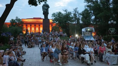 У центрі Києва відкриють безплатний кінотеатр просто неба: розклад сеансів