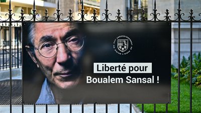 Плакат із написом "Свобода Буалему Сансалю" в Парижі, 15 серпня 2025 року