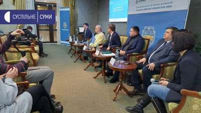 Естонські фахівці приїхали в Суми навчати об’єднуватися владу, військових та суспільство Естонські фахівці приїхали в Суми навчати об’єднуватися владу, військових та суспільство