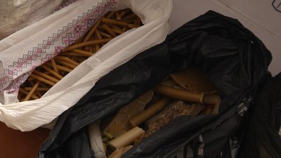 Залишки свічок приносять служителі з храмів та містяни з дому. Залишки свічок приносять служителі з храмів та містяни з дому.