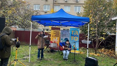 В Ужгороді на стіні обласної бібліотеки відтворили мурал, знищений росіянами на Луганщині В Ужгороді на стіні обласної бібліотеки відтворили мурал, знищений росіянами на Луганщині