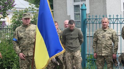 "Помер від ран". У Глухові попрощалися із захисником Романом Гладушкою "Помер від ран". У Глухові попрощалися із захисником Романом Гладушкою