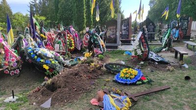 Поламали хрести на могилах військовослужбовців: на Черкащині розшукують вандалів