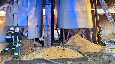 На Тернопільщині горіла зерносушильна конструкція