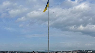 У Чернівцях до Дня Державного прапора підняли найвищий стяг області