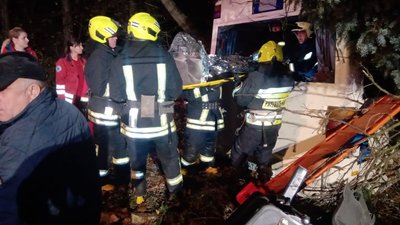 В Івано-Франківську пасажирський автобус в'їхав у дерево. Усіх пасажирів госпіталізували до лікарні