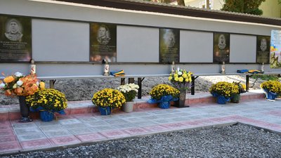 Алея Героїв, меморіальні таблиці