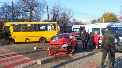 Відео з камер спостереження: нові подробиці ДТП за участю маршрутки у Черкасах