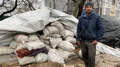 "У нас багато тут людей поховані у дворах". Як живуть люди у Посад-Покровському після звільнення Херсона "У нас багато тут людей поховані у дворах". Як живуть люди у Посад-Покровському після звільнення Херсона