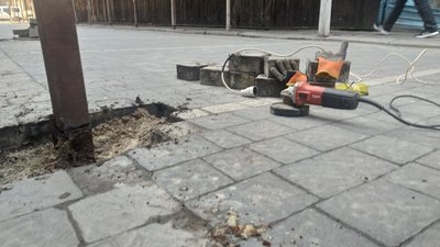 У Франківську біля готелю "Дністер" демонтували незаконні паркувальні стовпці У Франківську біля готелю "Дністер" демонтували незаконні паркувальні стовпці