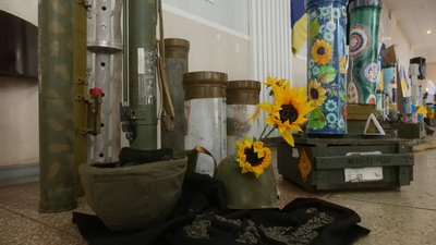 "Дизайн Перемоги". У Кривому Розі відкрилася виставка розписаних воєнних артефактів "Дизайн Перемоги". У Кривому Розі відкрилася виставка розписаних воєнних артефактів