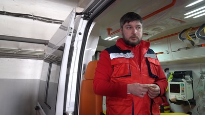 "Жили у підвалі". Як працювали медики "швидкої" у Сумах на початку вторгнення