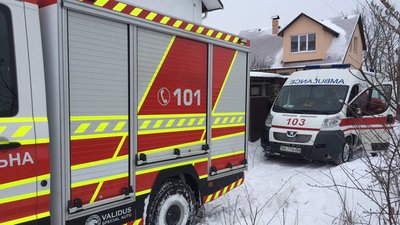 На Хмельниччині карета швидкої та рейсовий автобус застрягли у сніговому заметі