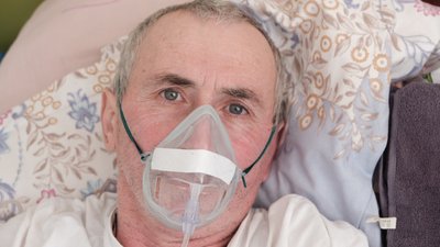 "Приїжджають пізно, бо лікарня далеко". Як COVID-19 лікують у гірській місцевості Буковини