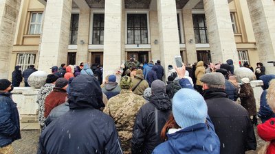 Проти тарифів на "комуналку" вийшли на акцію протесту в Ужгороді до ОДА