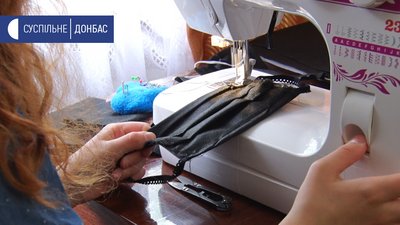 Сім'я з Сєвєродонецька щодня шиє до 200 захисних масок