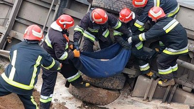 На Кіровоградщині вантажівка впала у ставок. Водій загинув На Кіровоградщині вантажівка впала у ставок. Водій загинув