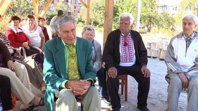 У Полтаві пенсіонери співають народні пісні на вулиці