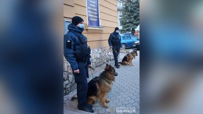 У Мукачеві вулиці патрулюють поліцейські з нацгвардією У Мукачеві вулиці патрулюють поліцейські з нацгвардією