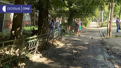 Мешканці будинку на Леваневського в Сумах шостий рік просять, аби їм зробили “євродвір” Мешканці будинку на Леваневського в Сумах шостий рік просять, аби їм зробили “євродвір”