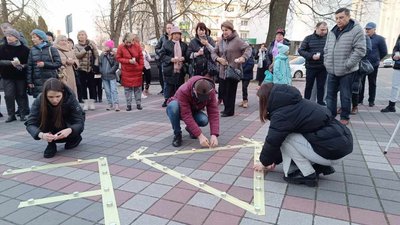 У Хмельницькому вшанували пам’ять загиблих у 2022 році в драмтеатрі маріупольців