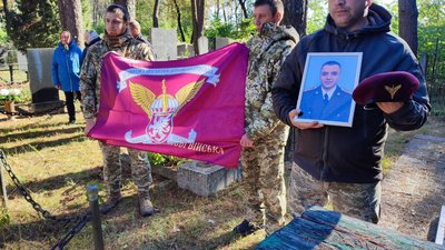 На Чернігівщині попрощалися з трьома бійцями, які загинули в боях за Харків та Херсон На Чернігівщині попрощалися з трьома бійцями, які загинули в боях за Харків та Херсон