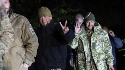 Обмін військовополоненими, контрнаступ ЗСУ, ексгумація масового поховання в Ізюмі. Тиждень війни у фото