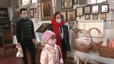 По одній родині: як освячували кошики недільним ранком у Харкові По одній родині: як освячували кошики недільним ранком у Харкові