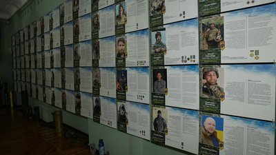 Виставка "Полк Азов — янголи Маріуполя" у Кропивницькому