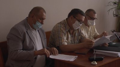 Суд над посадовцем екоіспекції Хмельниччини: потерпілі знайомляться з новим обвинуваченням