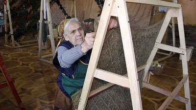 Для снайперів та розвідників: 87-річна вінничанка виготовляє "кікімори" Для снайперів та розвідників: 87-річна вінничанка виготовляє "кікімори"
