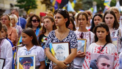 Рідні загиблих учасників війни на Донбасі та подій на Майдані 2014 року вийшли на Марш захисників, 24 серпня 2021 року Рідні загиблих учасників війни на Донбасі та подій на Майдані 2014 року вийшли на Марш захисників, 24 серпня 2021 року