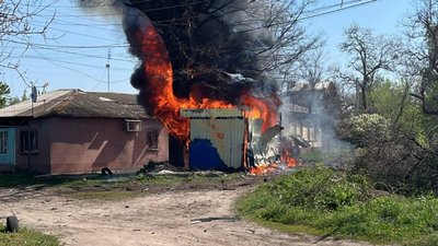 Пожежа в кіоску внаслідок влучання російського дрона у Новобаварському районі Харкова
