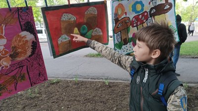 Гнат показує малюнок, що приніс на ярмарок, 23 квітня 2024 року Гнат показує малюнок, що приніс на ярмарок, 23 квітня 2024 року