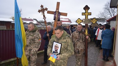 У Білобожниці Чортківського району попрощалися з бійцем Андрієм Павлюком У Білобожниці Чортківського району попрощалися з бійцем Андрієм Павлюком