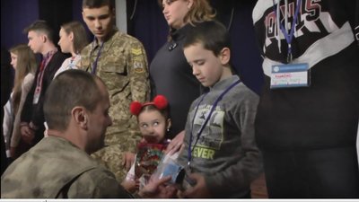 Дітям загиблих військових-волинян вручили кулони "Батьківське серце" Дітям загиблих військових-волинян вручили кулони "Батьківське серце"